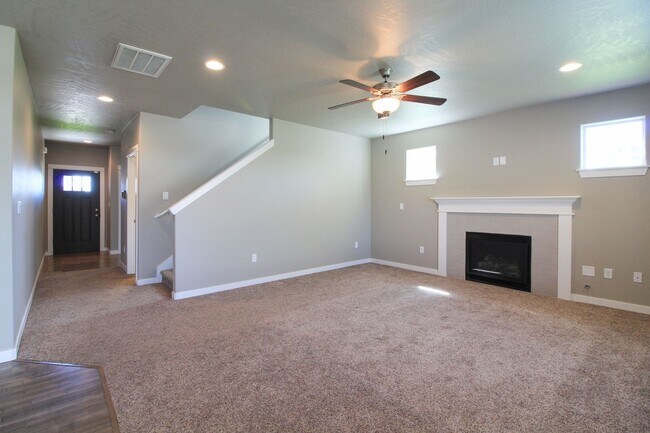 Foto del edificio - 4 Bedroom, 2.5 Bath Home in South Kennewick