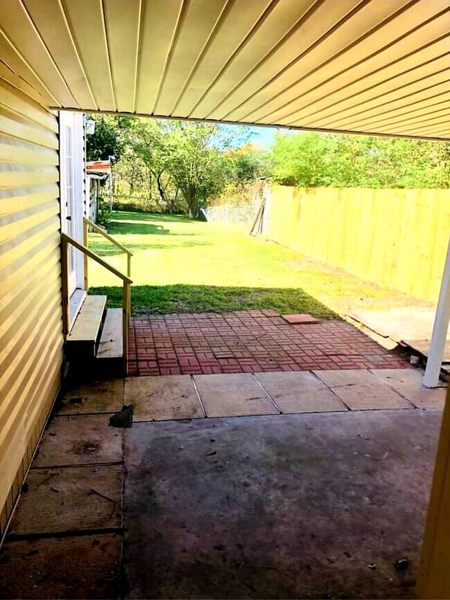 Foto del edificio - Amazing 4 Bedroom home with large yard