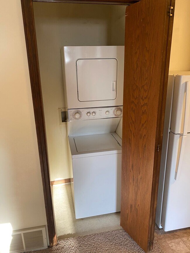 Foto del edificio - 2 bedroom with garage!