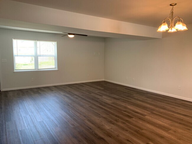 Foto del edificio - Spacious 3-Bedroom End-Unit Townhouse – Ap...