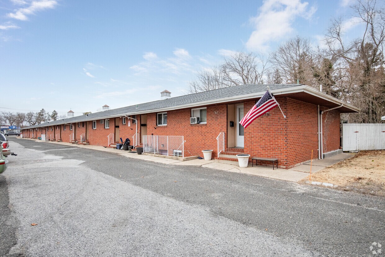 Primary Photo - Lakebreeze Apartments