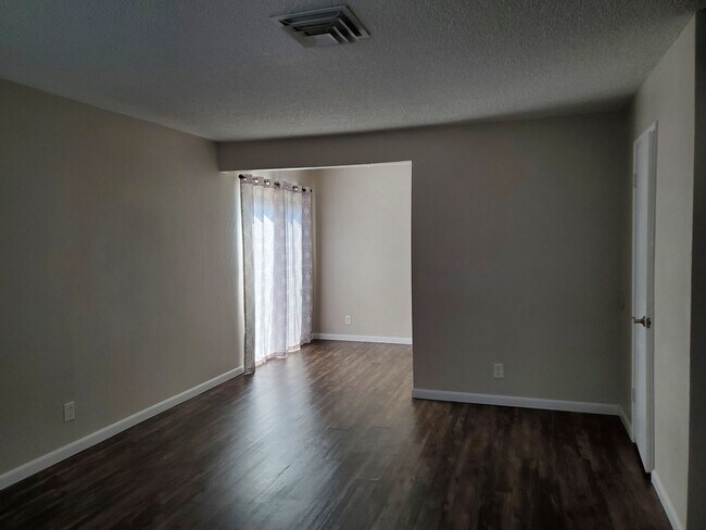 Foto del edificio - 1500 Lake Blvd