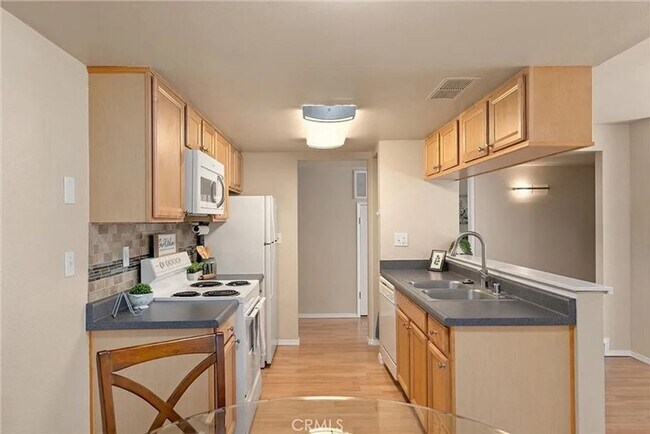 Building Photo - Freshly remodeled 1 bedroom apartment close to downtown