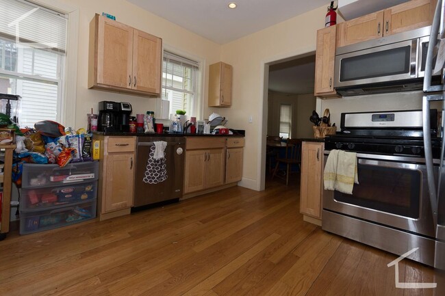 Building Photo - Spacious 5BR/2Bath in Brighton!