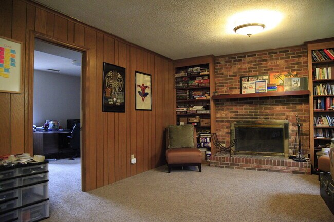 Foto del edificio - Spacious split level home, see today!
