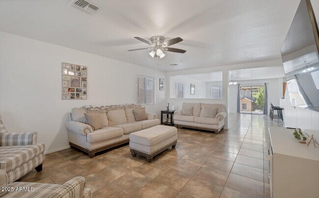 Foto del edificio - 2343 E Meadow Land Dr