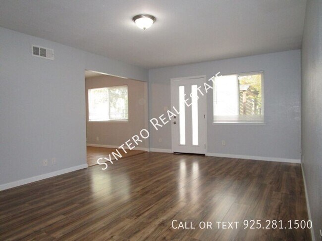 Foto del edificio - 1593 3rd Ave