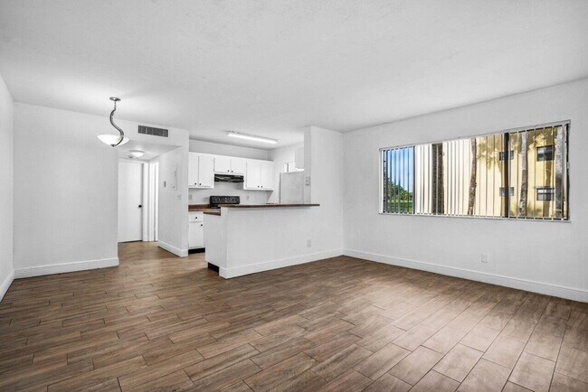 Foto del edificio - 1618 Meadows Cir W