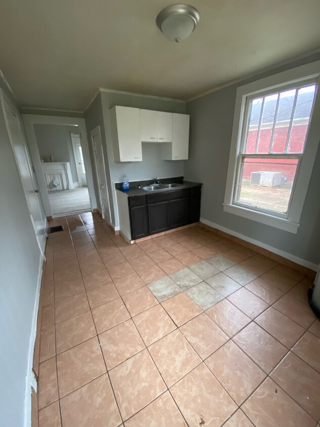 Primary Photo - 305 E 18th St