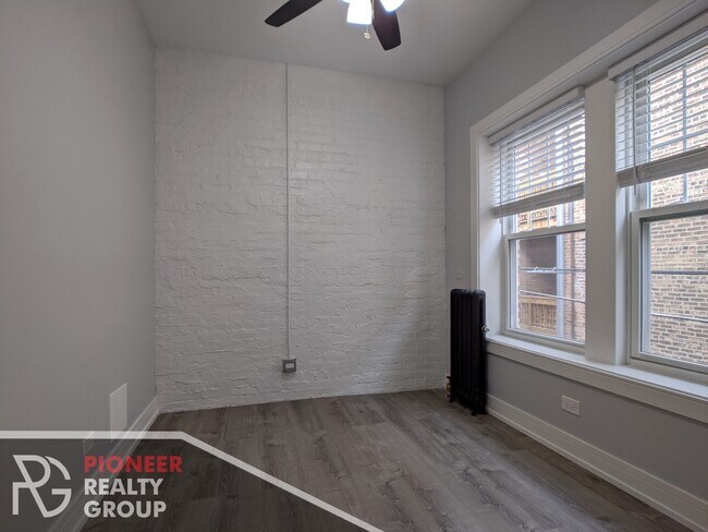 Foto del edificio - 1059 W Glenlake Ave