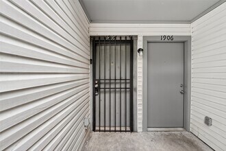 Building Photo - 7200 Clarewood Dr