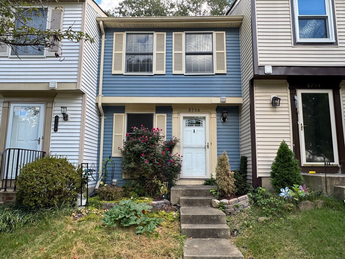 Foto principal - Charming 2 Bed 2 Bath Home Within Convenie...
