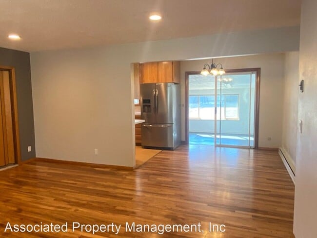 Building Photo - 3 br, 1 bath House - 3220 Oak Crest Dr
