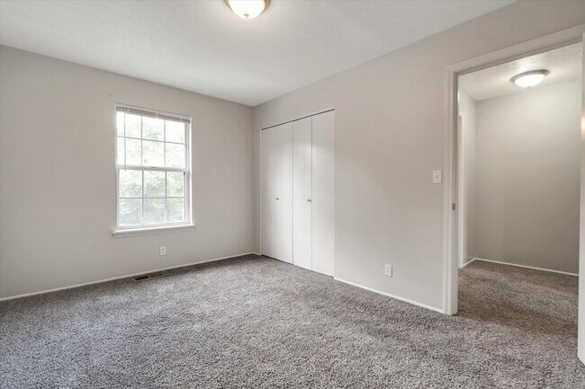 Foto del edificio - Two bedroom townhome, bath and half washer and dryer connections