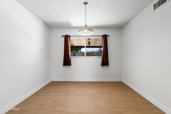 Building Photo - 2231 E Lincoln Cir