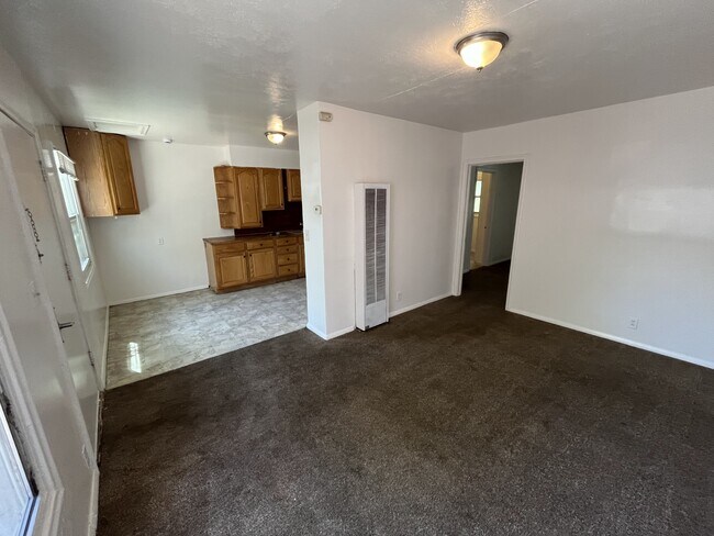 Building Photo - Spacious Apartment in Midvale!