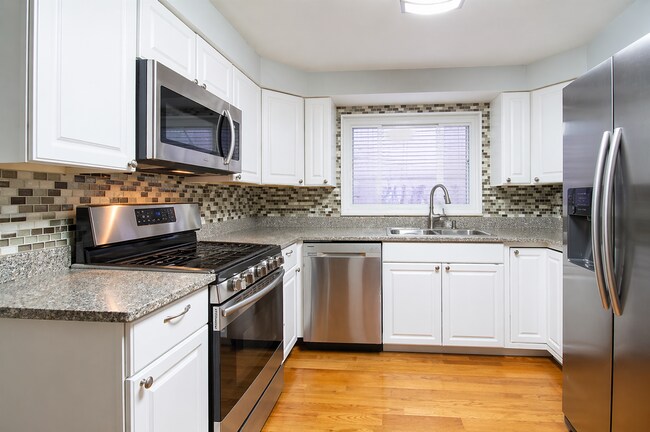 Foto del edificio - 3-bedroom, 2-bath home in West Mifflin