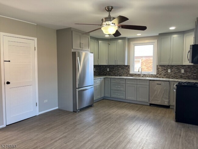 Building Photo - 252 Corabelle Ave