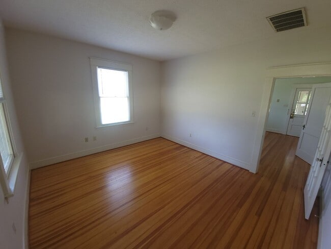 Building Photo - Charming 2-Bedroom Cottage for Rent in Han...