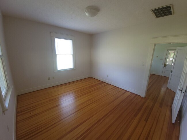Foto del edificio - Charming 2-Bedroom Cottage for Rent in Han...