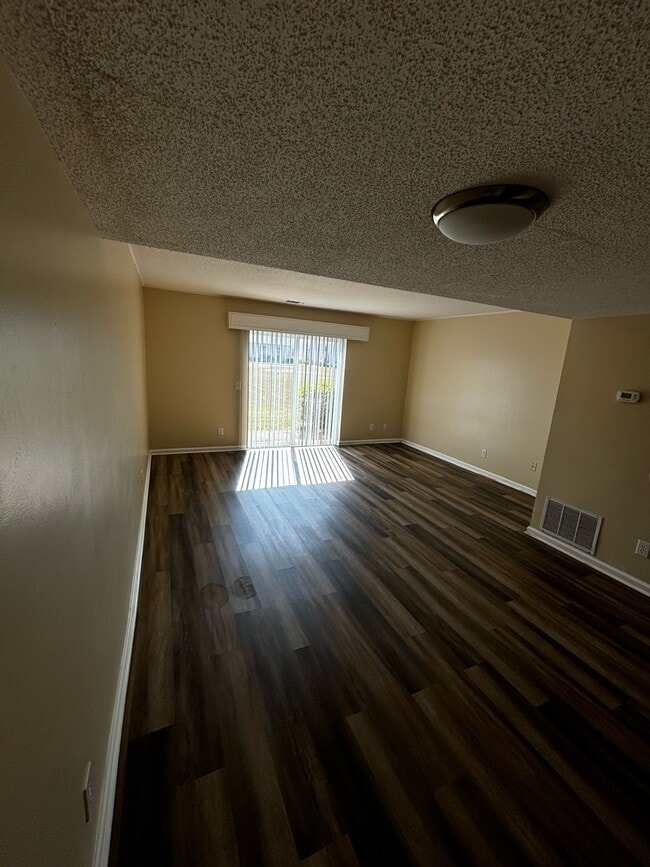 Building Photo - 727 S Main St