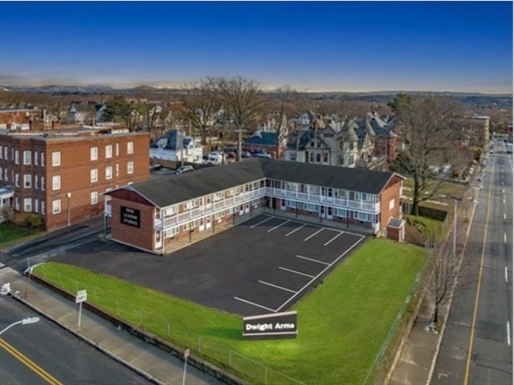 Foto principal - 1159 Dwight St