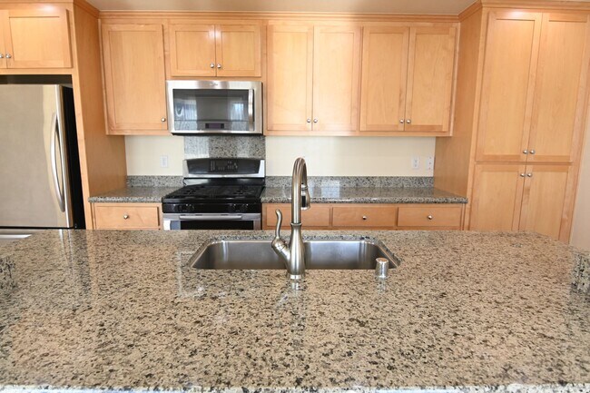 Building Photo - 2/2 Contemporary Condo near Fair Oaks, Tas...