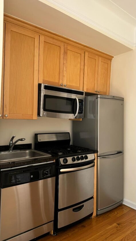 Building Photo - 117 W 13th St