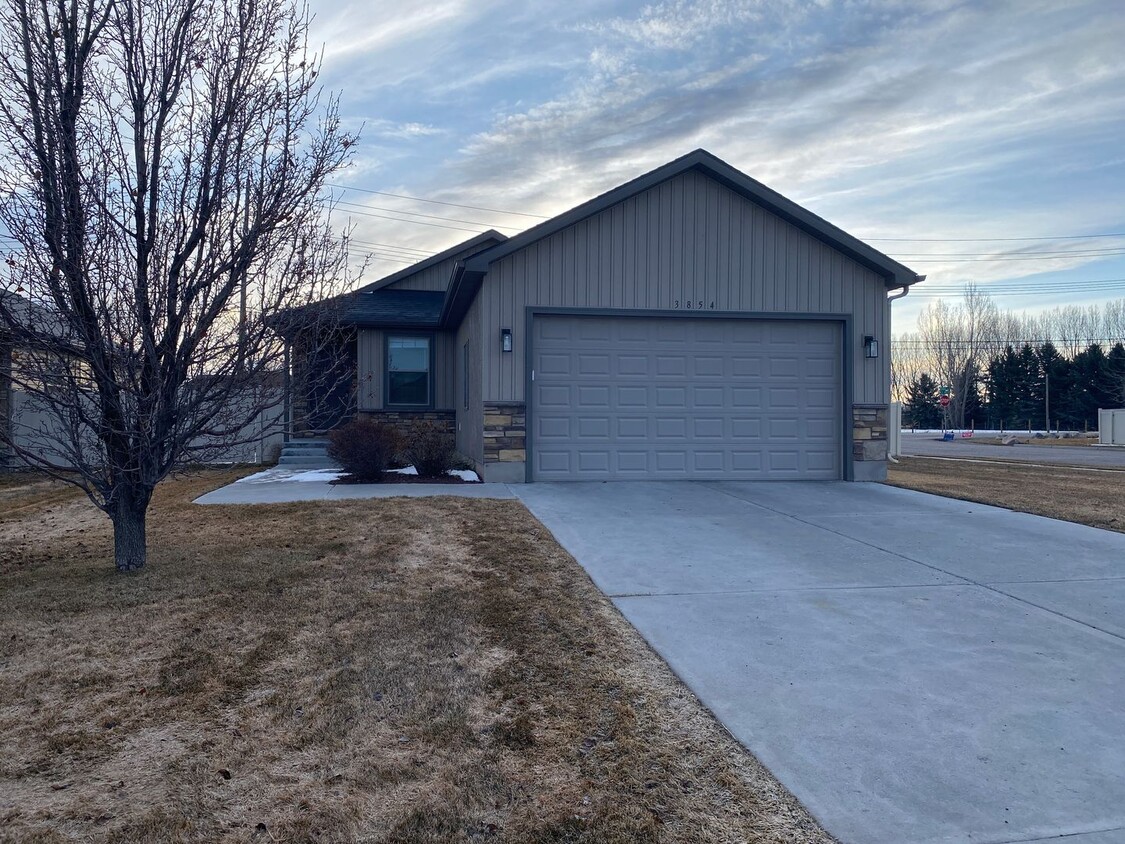 Primary Photo - 5 bedroom / 3 bathroom House in Idaho Falls