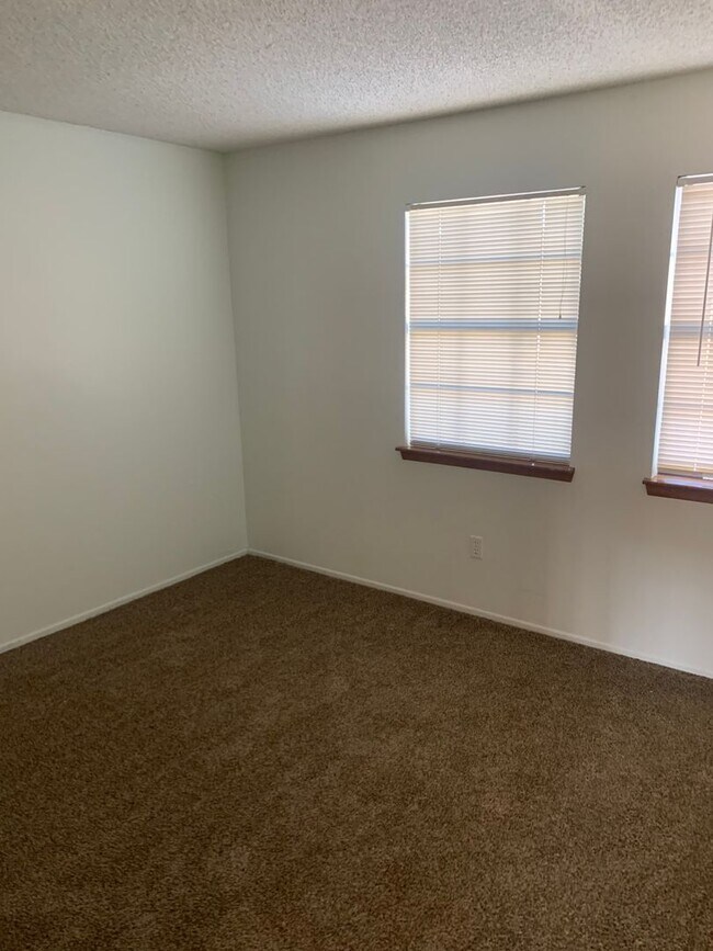 Building Photo - 2 Bedroom 2.5 Bath near Sahara & Jones
