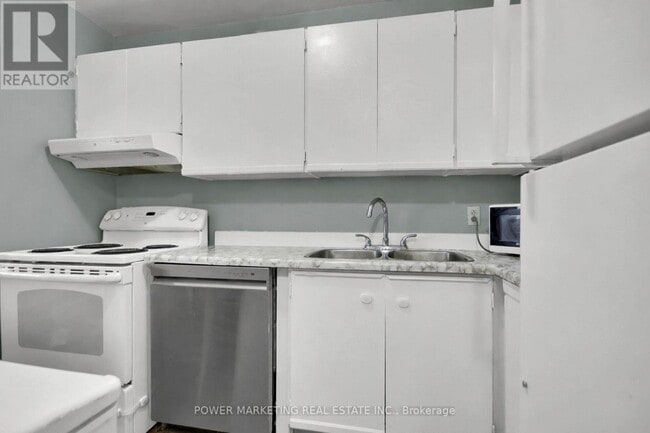 Building Photo - 2020 Jasmine Crescent