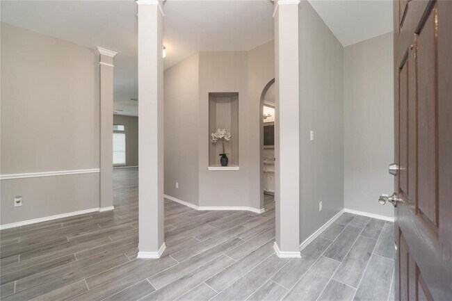 Building Photo - 3622 Englewood Dr