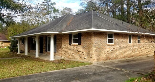 Building Photo - 1440 Lansdowne Dr