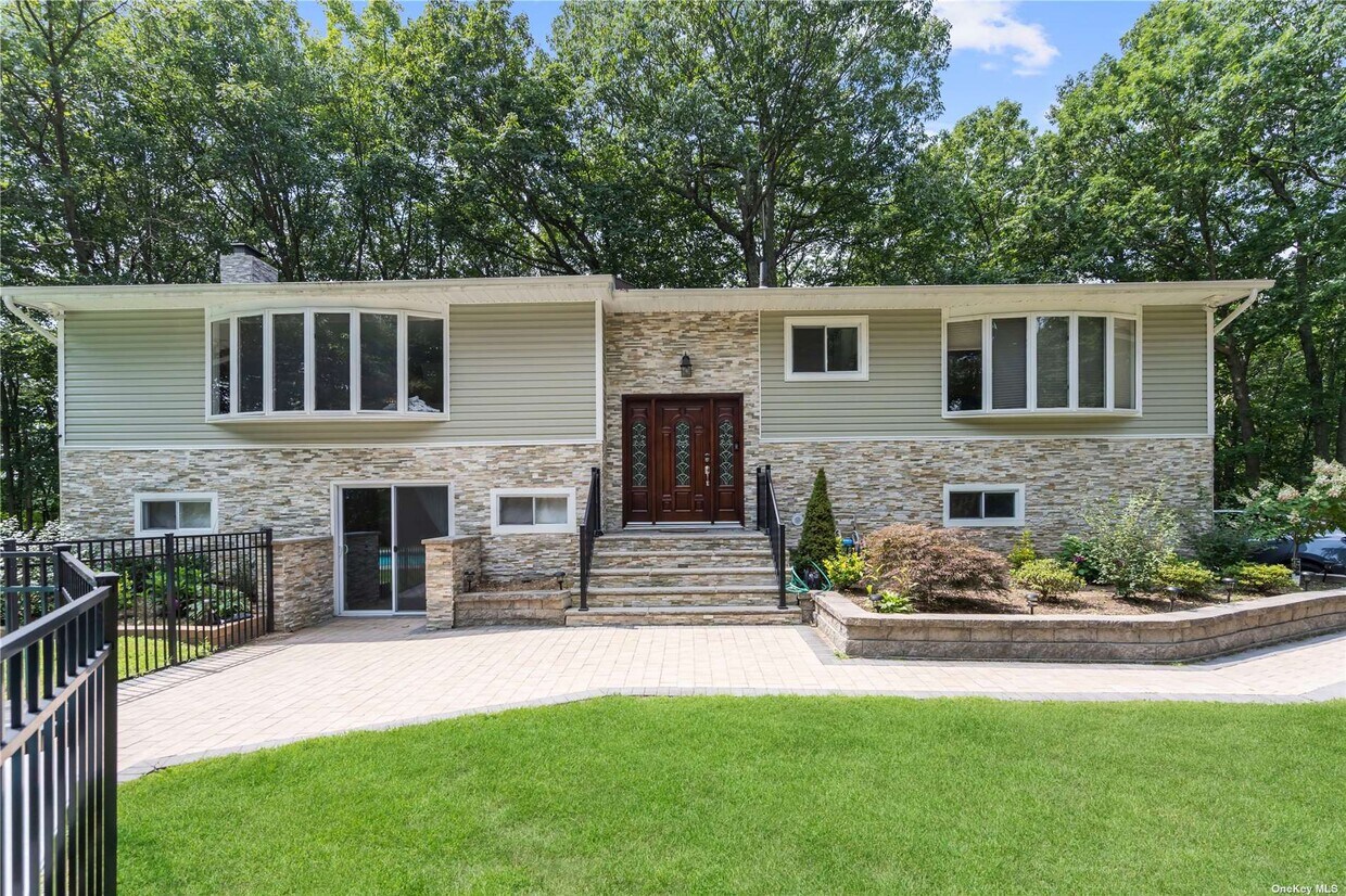 Primary Photo - 263 Oyster Bay Road