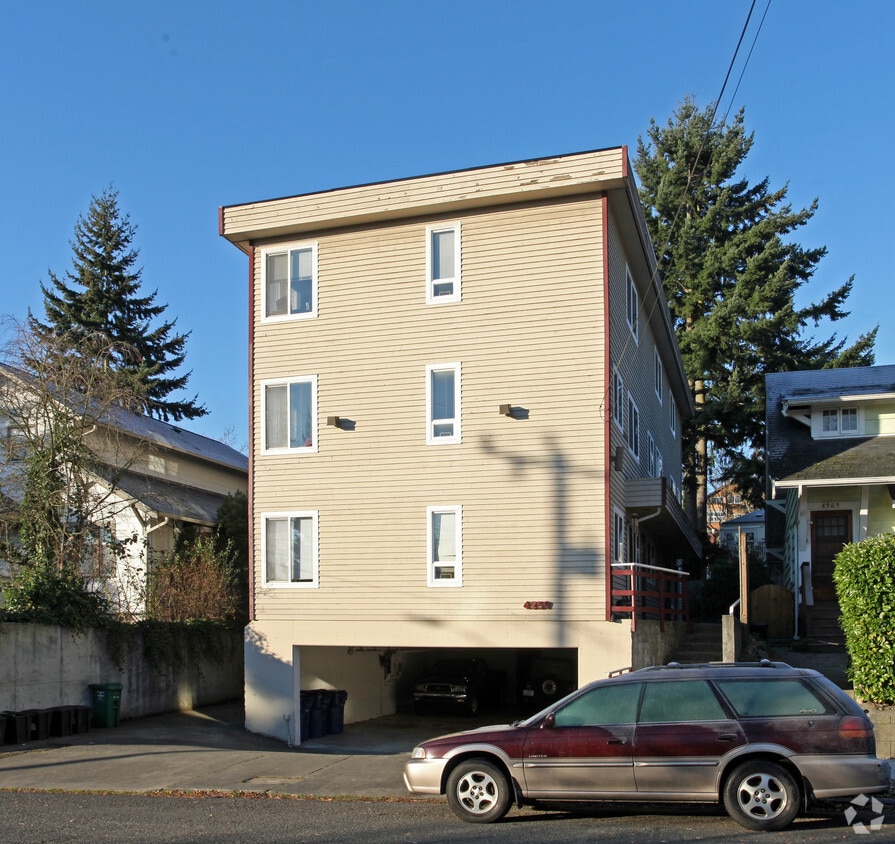 Building Photo - 4259 Woodland Park Ave N