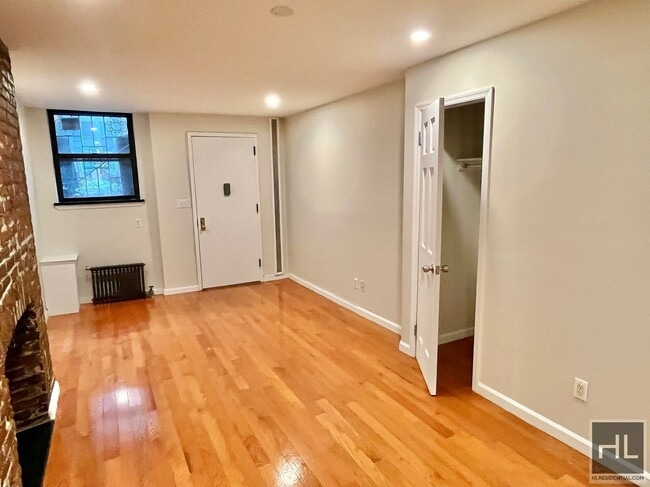 Building Photo - Modern 2 bathroom apartment with private b...