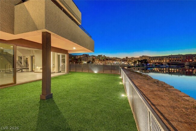 Foto del edificio - 26 Lakefront Dr