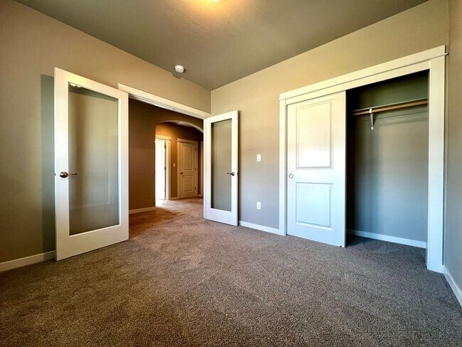 Foto del edificio - Non-Refundable & Security Deposit Total: $2800.00