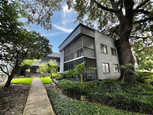 Foto del edificio - MOVE IN NOW!! 2ND FLOOR CORNER 2x2 UNIT WITH SCREENED IN PORCH!