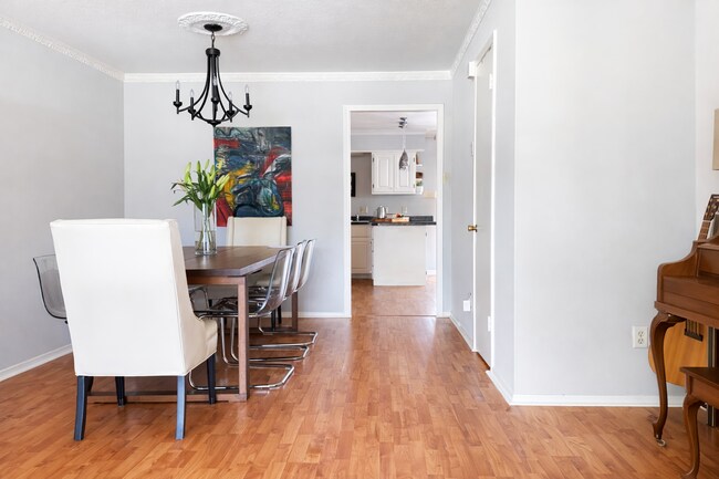 Foto del edificio - 8217 Lullwater Dr