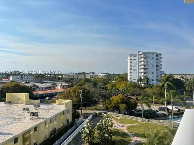 Building Photo - 900 Bay Dr E