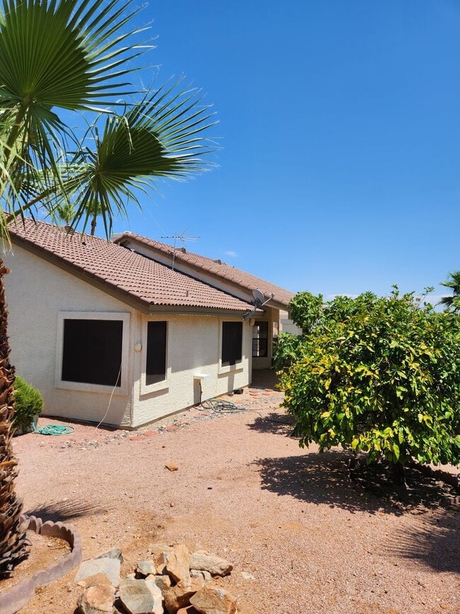 Building Photo - 4 bd 2 bath home on the hill in Fountian H...