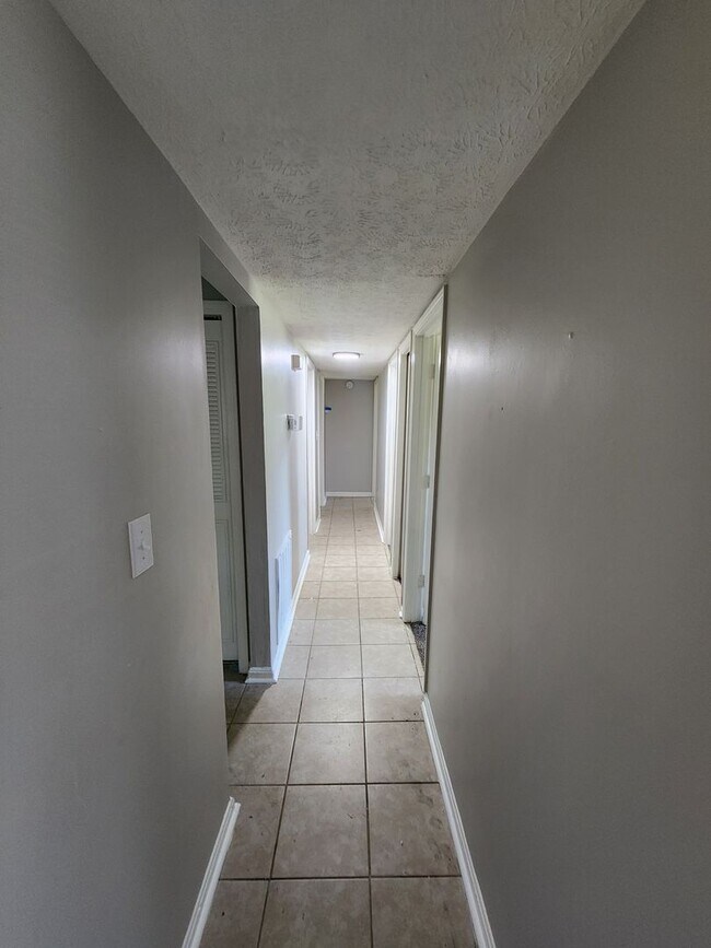 Foto del edificio - Updated 4 bedroom 1.5 bath home located in...