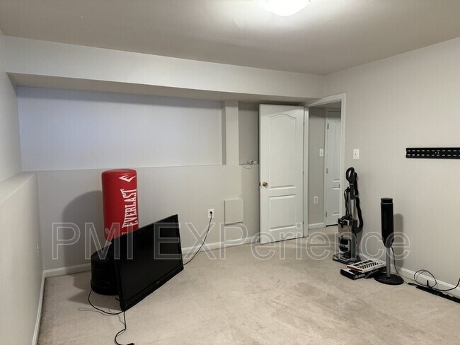 Building Photo - 11464 Westmont Ct