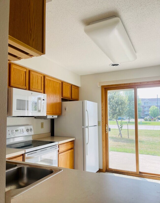Building Photo - 3999 Meadow Brook Court