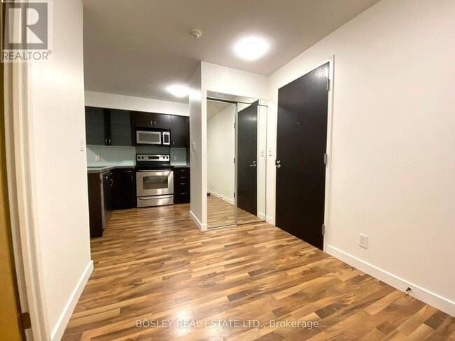 Building Photo - 1005 King St W