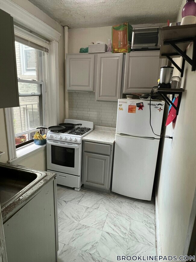 Building Photo - 364 Riverway