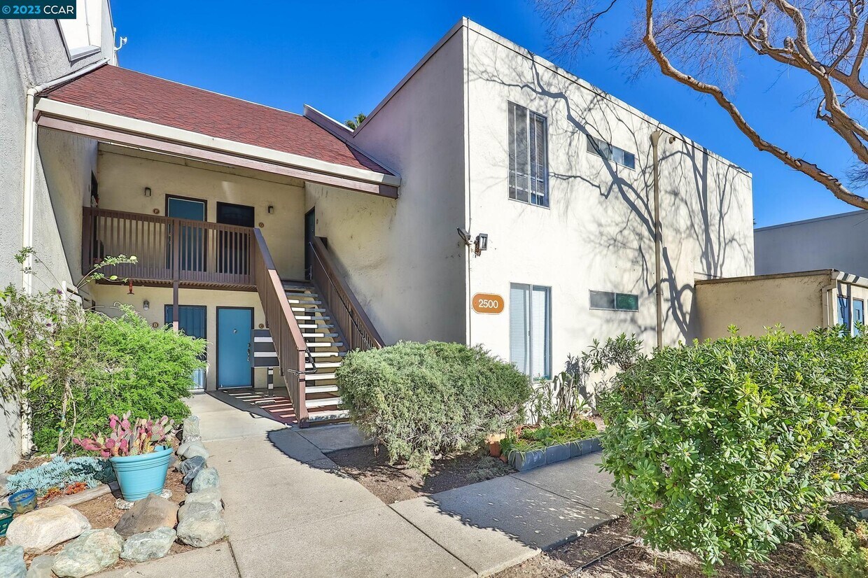 Primary Photo - 2500 Laguna Cir