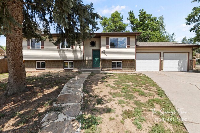 Foto del edificio - Updated Split-Level Gem | 5BD, 3BA | Large...