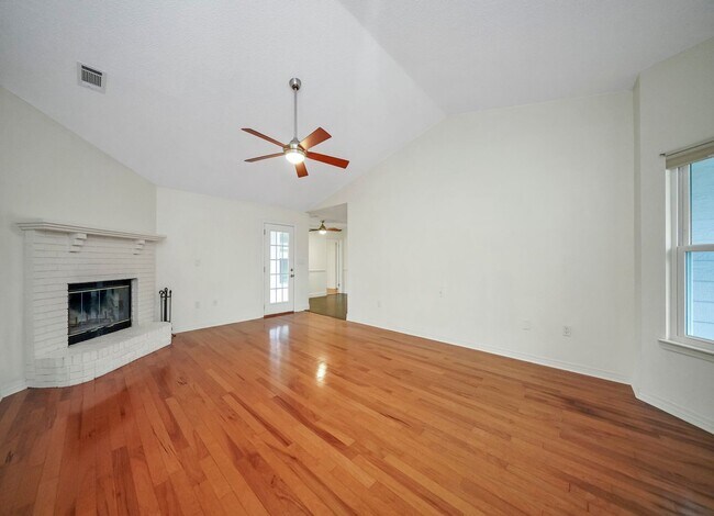 Building Photo - AVAILABLE 11/10... 3/2 with LARGE backyard!!